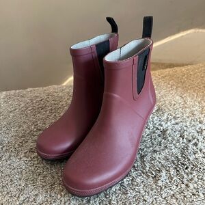 Women’s Tretorn brand burgundy rain boots, size 5